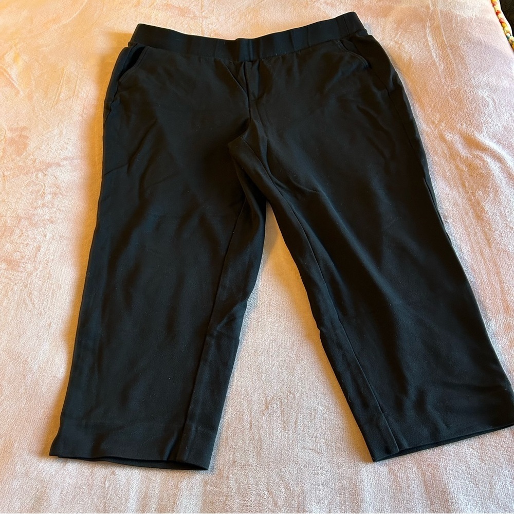 Studio by Torrid pull on relaxed taper capri black pants size 3(X) stretch